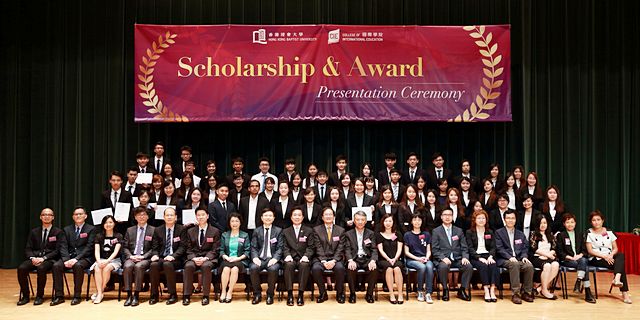 逾400国际学院学生获颁奖学金