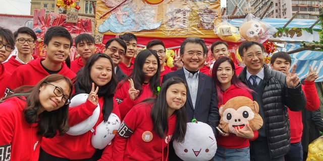 Prof. Roland Chin, President and Vice-Chancellor of HKBU visits CIE’s Booth at  Lunar New Year Fair