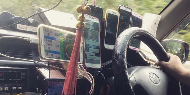 浸大国际学院传理研究社调查 : 六成乘客因的士司机行车时使用手机感不安