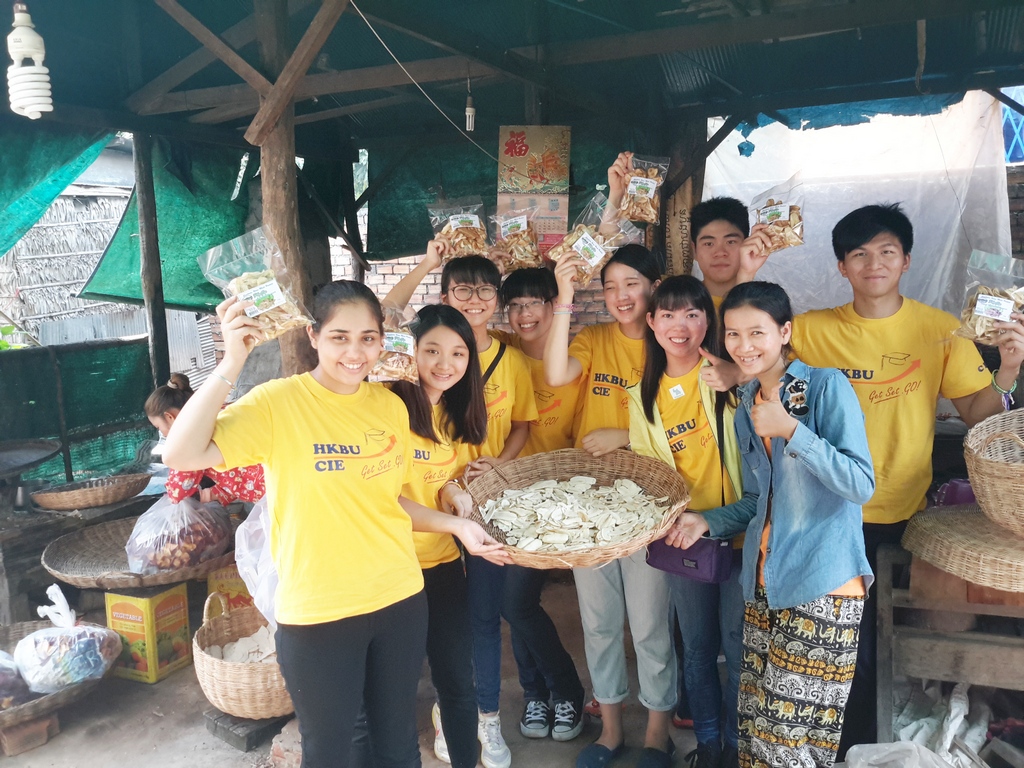 参与同学透过考察体验，认识及参与制作香蕉片，了解当地居民的膳食健康情况及食物安全的问题。