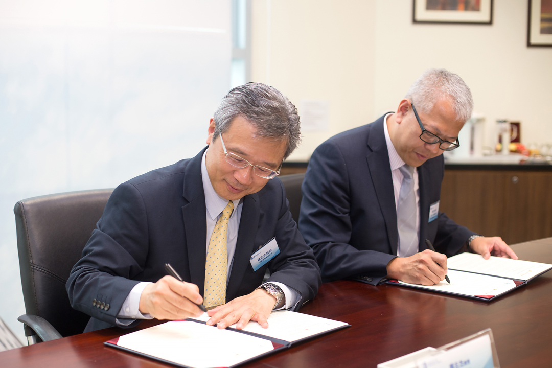 浸大持續教育學院院長鍾志杰教授（左）及香港中文中學聯會主席梁冠芬校長（右）簽訂合作協議。