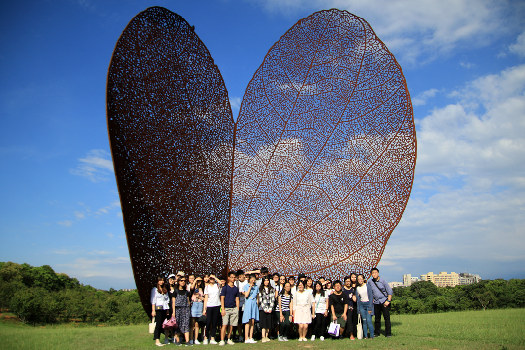 台灣新竹國立清華大學安排了中國文學系兩位學生擔任導賞員，帶領同學漫步校園、欣賞巨型的裝置藝術品──枯葉。