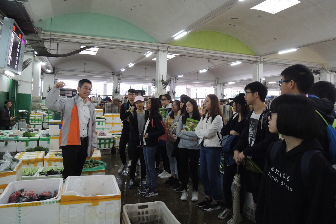 蔬菜統營處的工作人員為同學仔細講解蔬菜批發市場的日常運作及交易步驟。