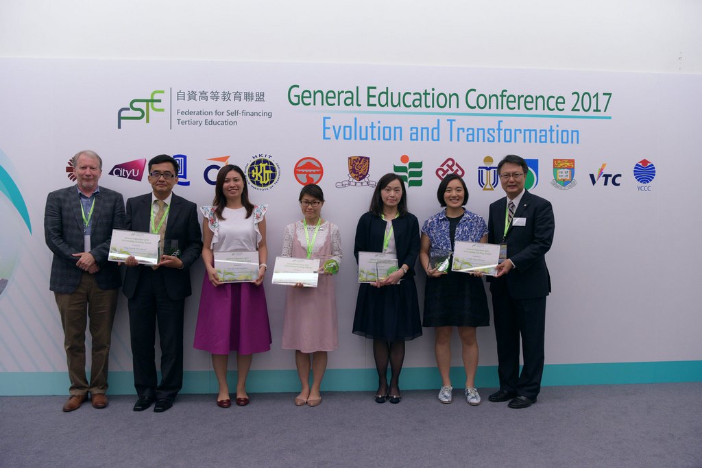 Dr Josephine Yau (3rd left) receives the General Education Outstanding Teaching Award at General Education Conference 2017.