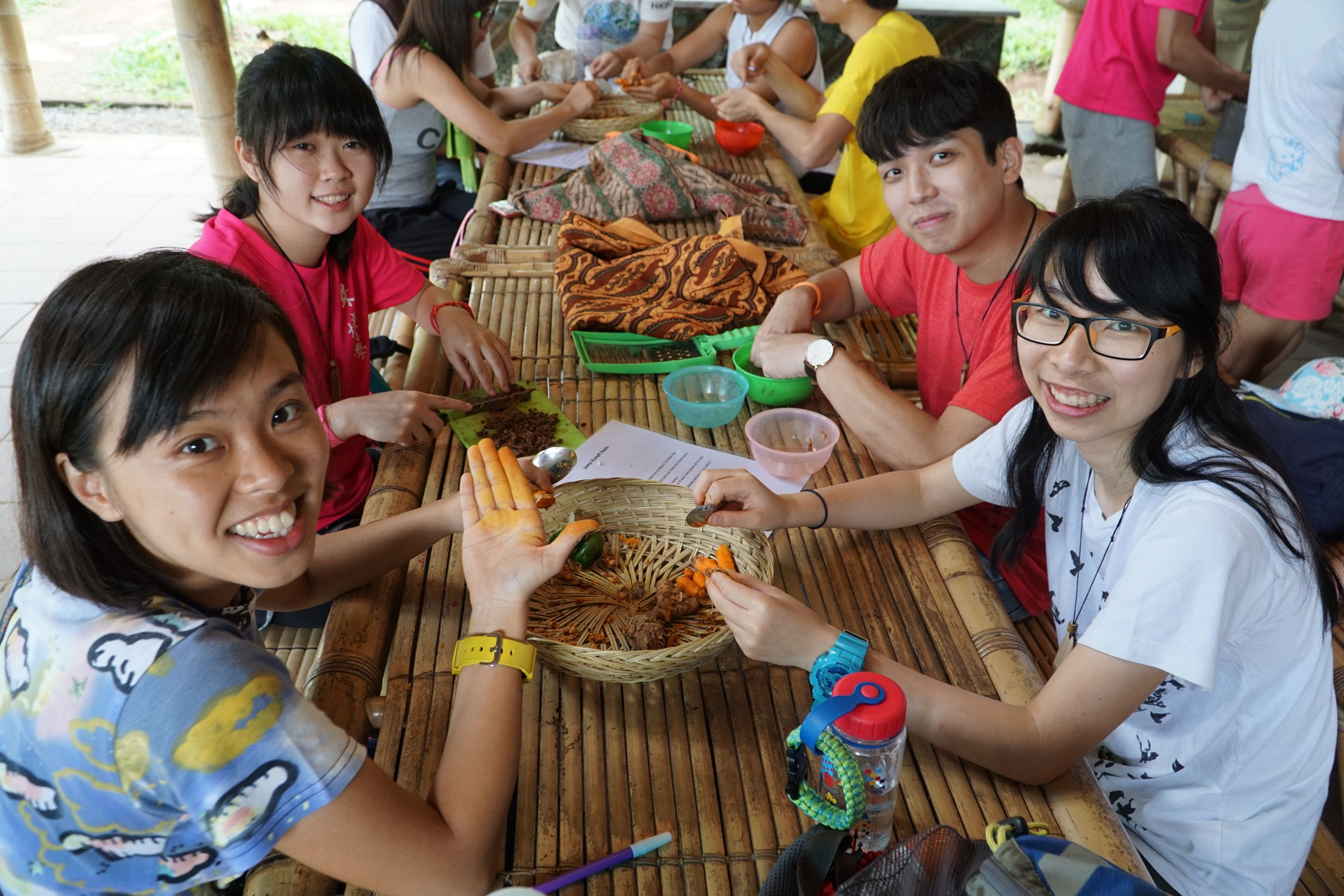 22位副学士同学到印尼峇里参与环保及英语体验交流团，参与刺激户外活动，了解当地人的可持续发展生活智慧，感受与香港截然不同的生活节奏。