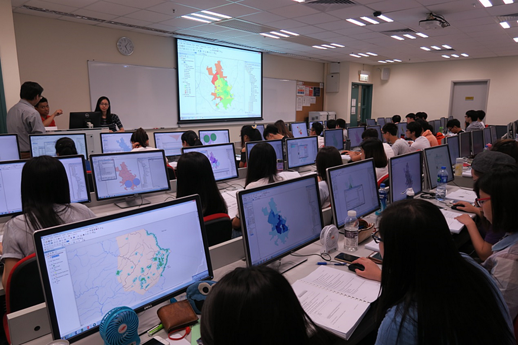 ArcGIS software was introduced to students during GIS professional training workshop.