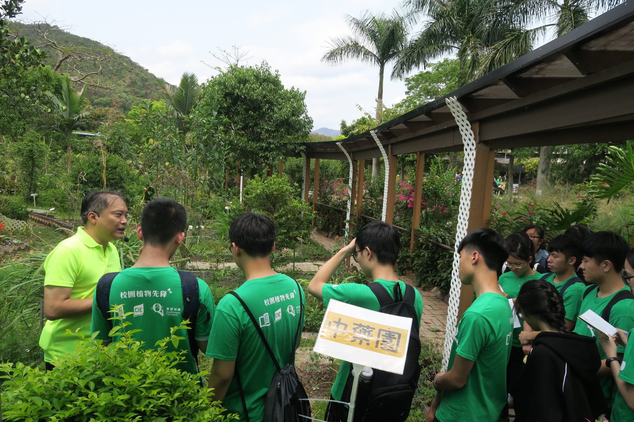 同学走访农庄认识农场植物及常用的耕作方法。