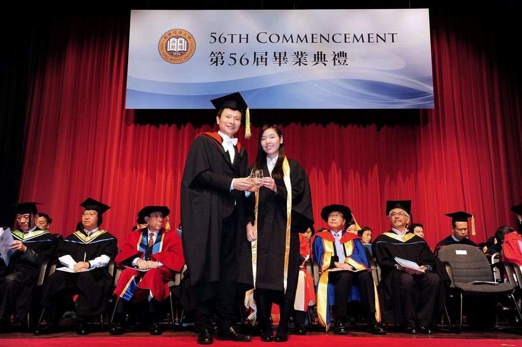 浸大国际学院总监刘信信博士颁发「专修最佳表现奖学金」予获奖副学士同学。