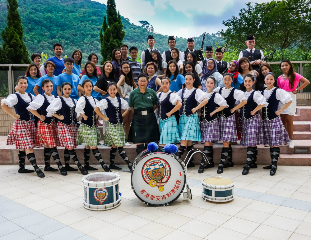 The College invited Hong Kong St. Andrew’s Pipe Band and Art Workshop to give a performance on traditional Scottish highland dance and bagpipe music at Shek Mun Campus.