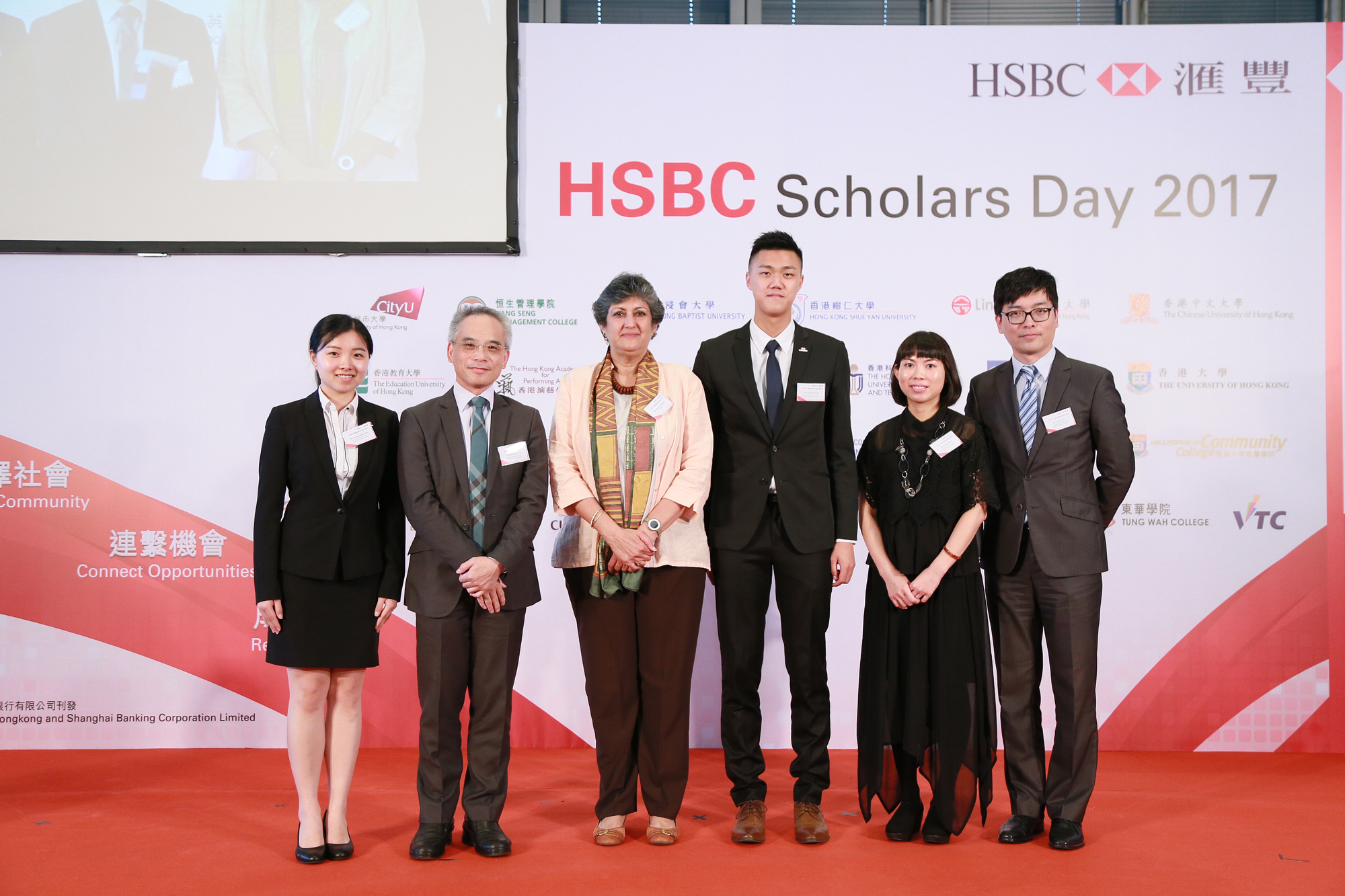 滙豐亞太區企業可持續發展總監唐丹妮女士（左三）與得獎同學及國際學院和持續教育學院代表合照。