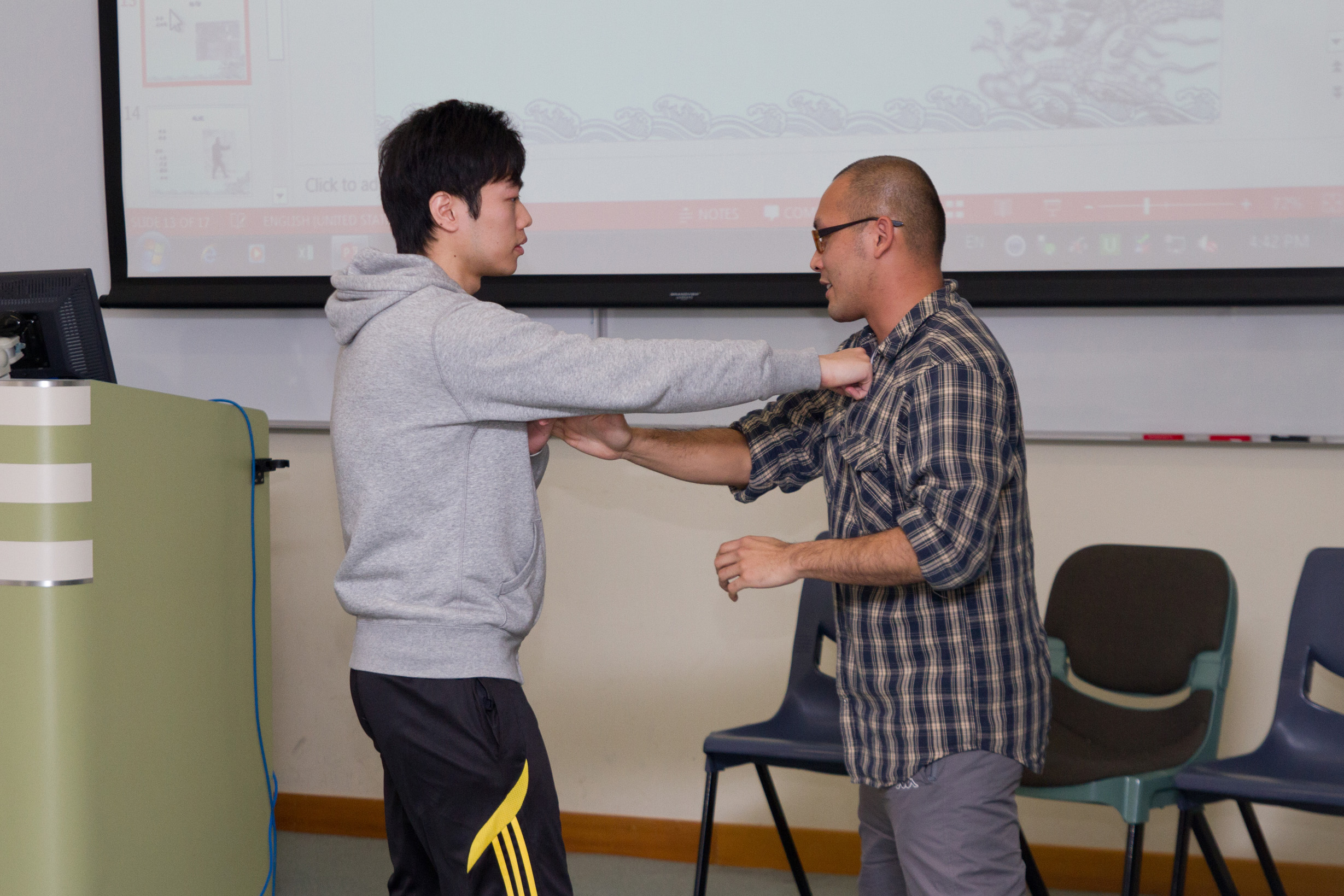 刘继尧先生与同学即场示范各种武术动作