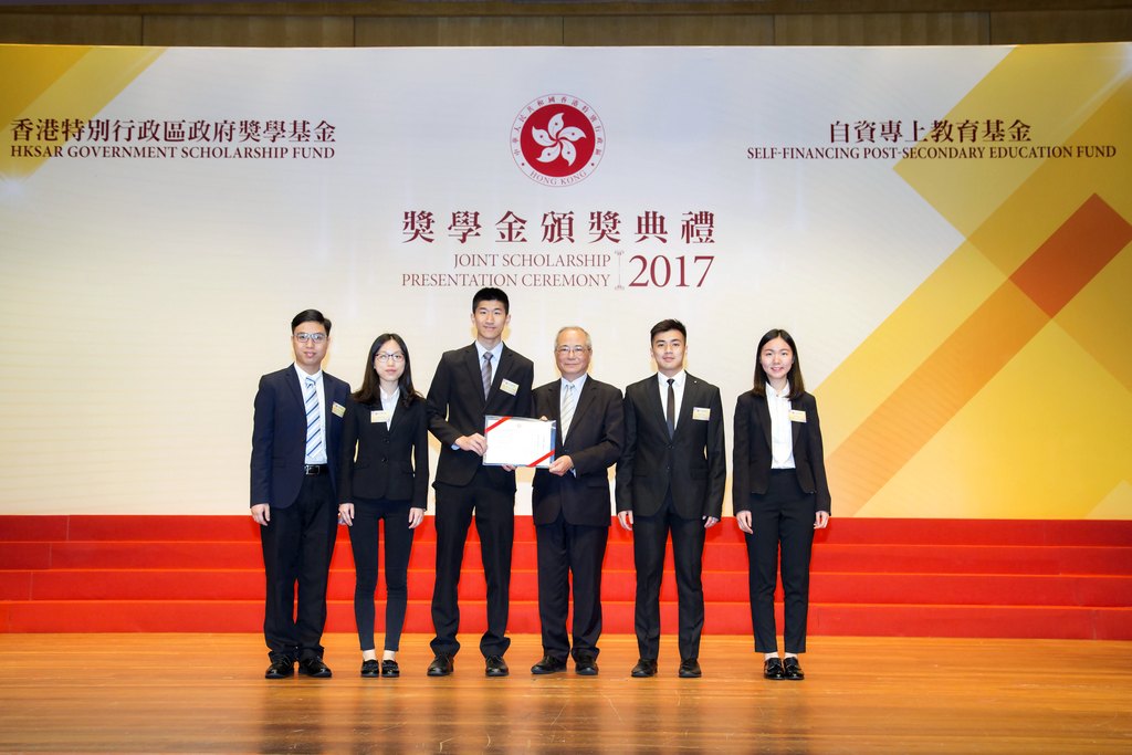 教育局局長吳克儉先生（左四）頒發獎狀予獲獎的學生代表。