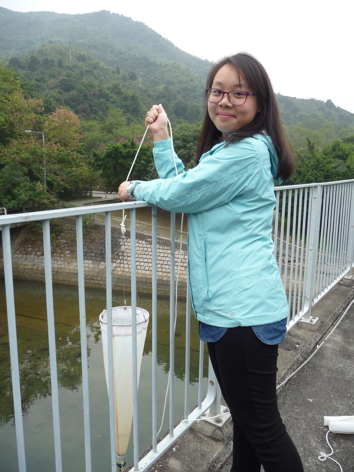 Claudia Chau (Geography and Resources Management, Year 1) was practising how to collect the water organisms by using a plankton net in Shing Mun River.