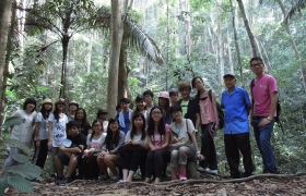 「馬來西亞學術及文化交流團」— 同學透過親身體驗，了解到馬來西亞文化與民族的多樣性，更在參觀熱帶雨林期間，認識到保護自然的重要性。