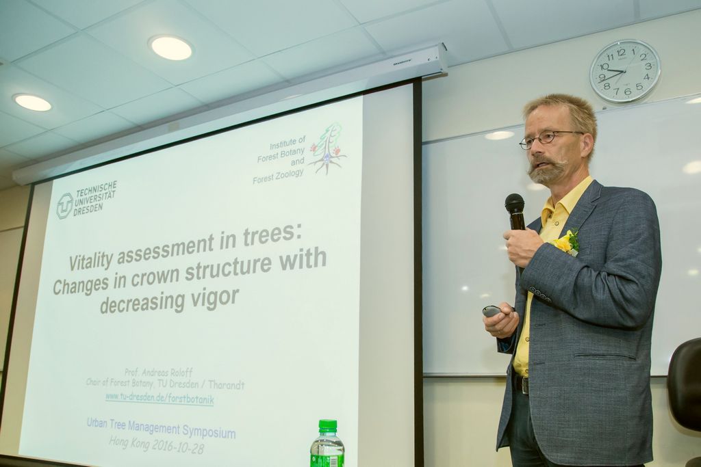 嘉宾讲者Prof. Andreas Roloff与参加者分享如何评估树木健康。