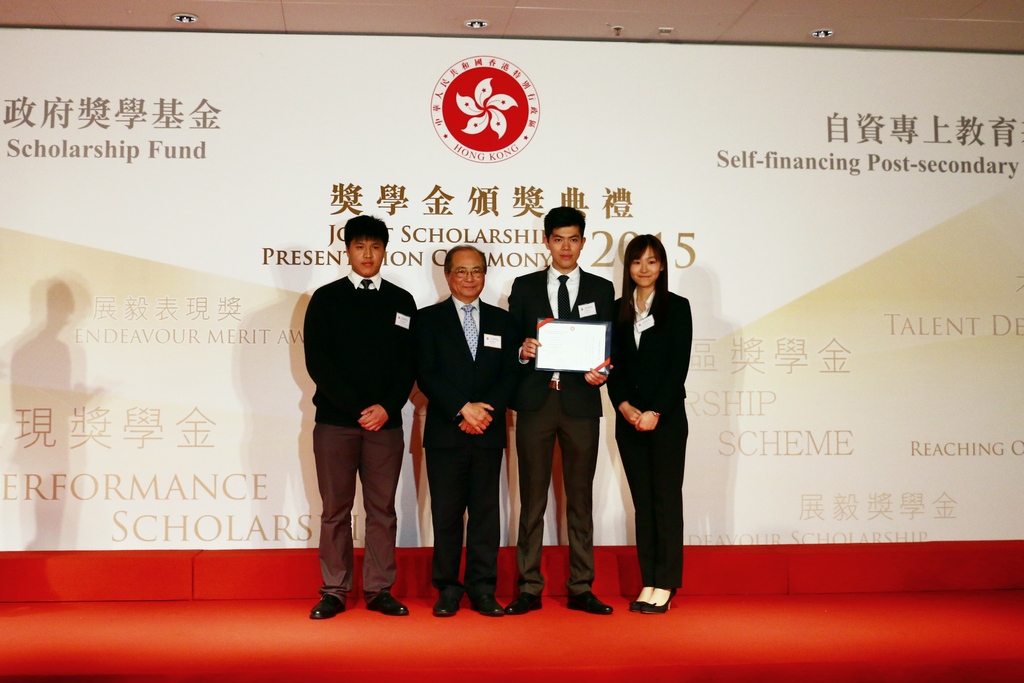 教育局局長吳克儉先生（左二）與獲獎學生代表合照留念。
