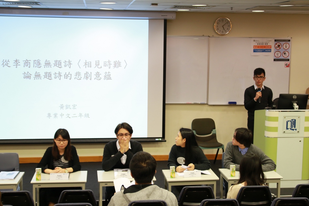 主修专业中文的学生正宣读论文。