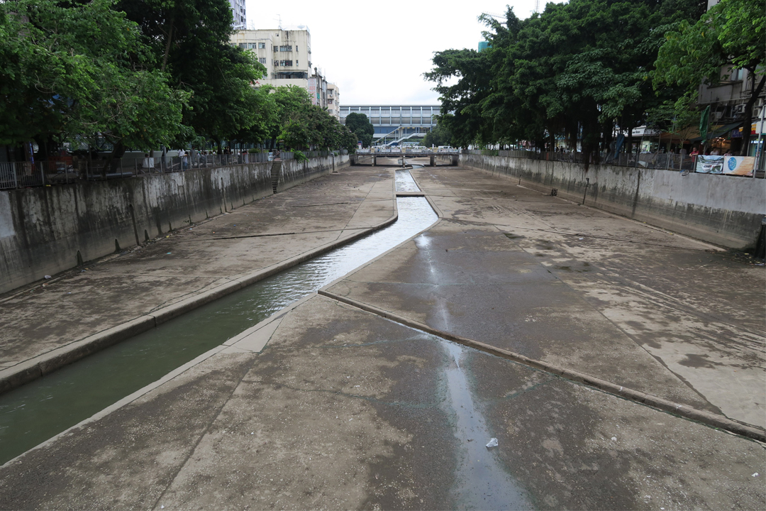 现时「元朗明渠」因早年防洪工程变成了今天了无生气的石屎渠。因其设计刻板简单，未能满足现时小区对城市绿化及亲水环境的期望。