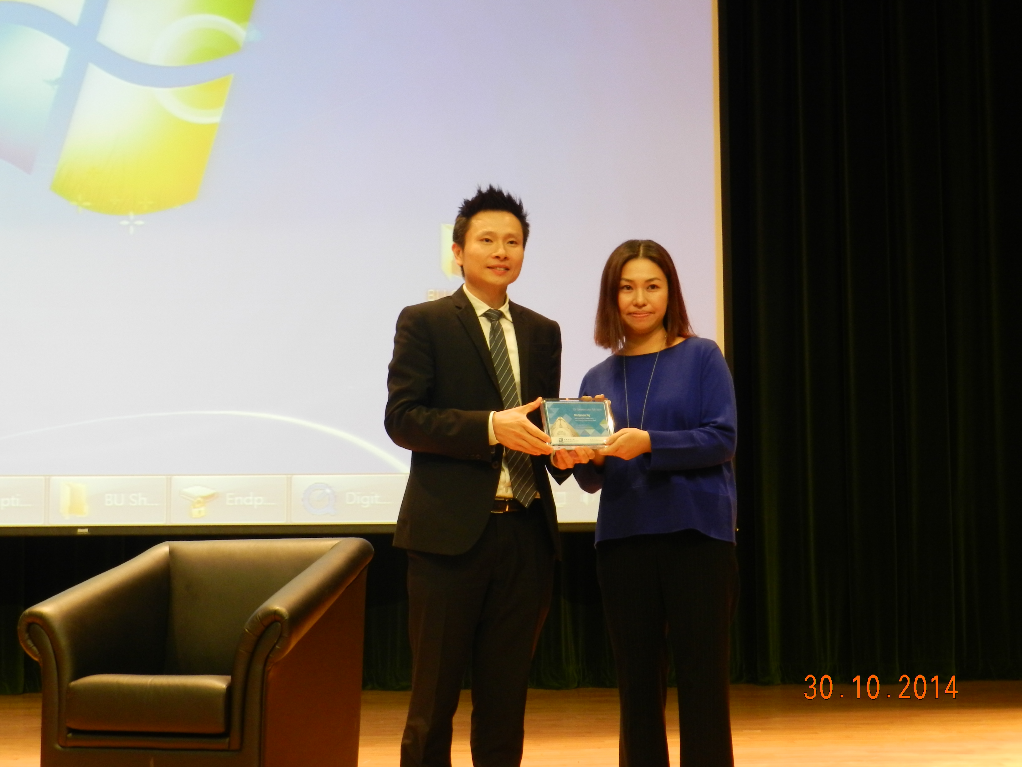 Ms. Simois Ng, Head of Marketing Communications of Sony Hong Kong (on the right) and Dr. Sam Lau, Director of CIE.