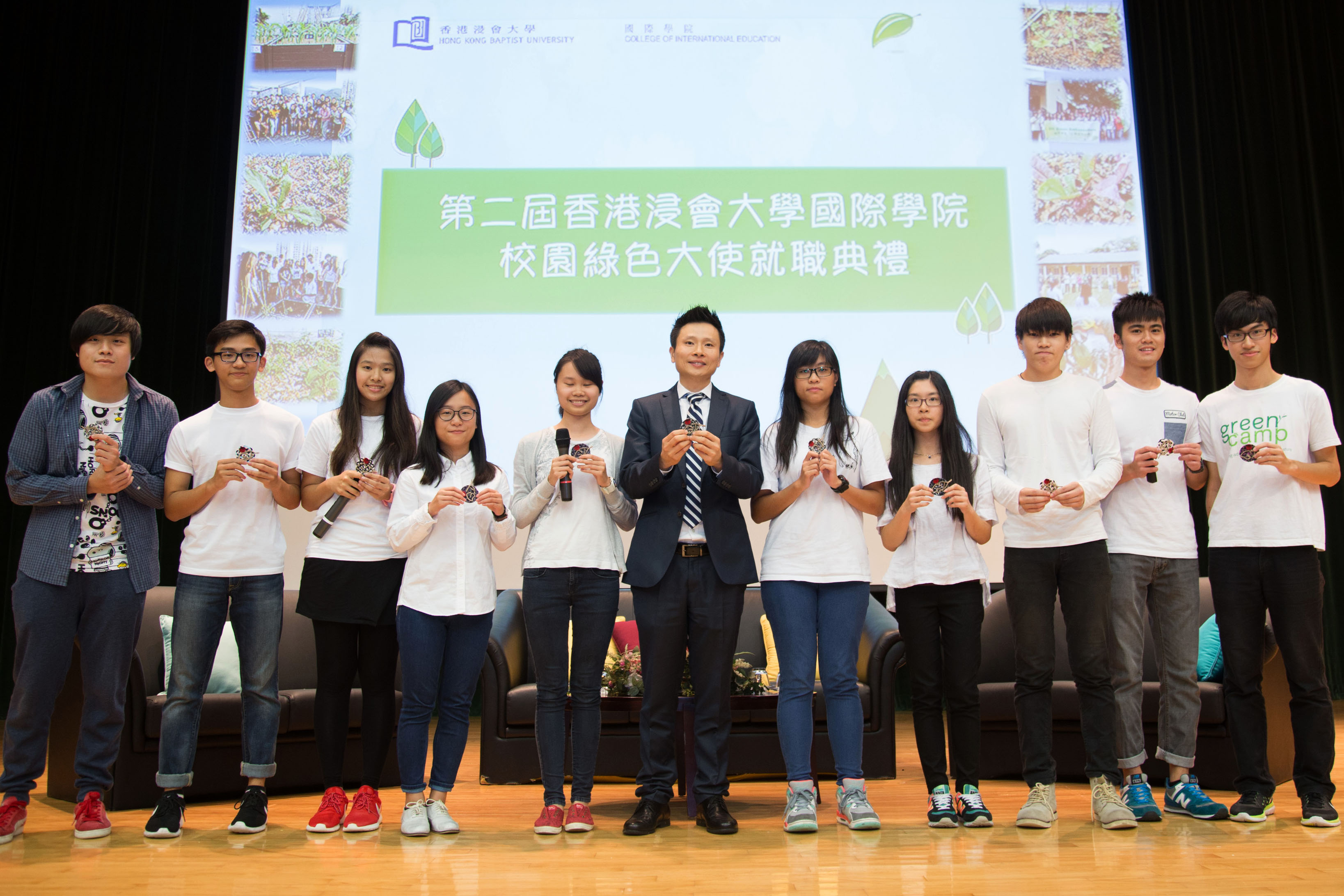 学院总监刘信信博士于活动上向今年的绿色大使颁发就职襟章，期望他们可以在校园内进一步推广可持续发展的生活模式。