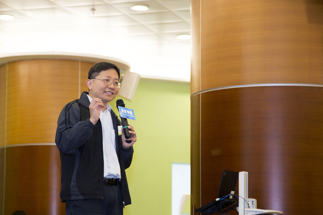 香港應用科技研究院有限公司軟件與系統技術部研發總監劉文建博士與參賽者分享智能手機程式的市場發展動向。