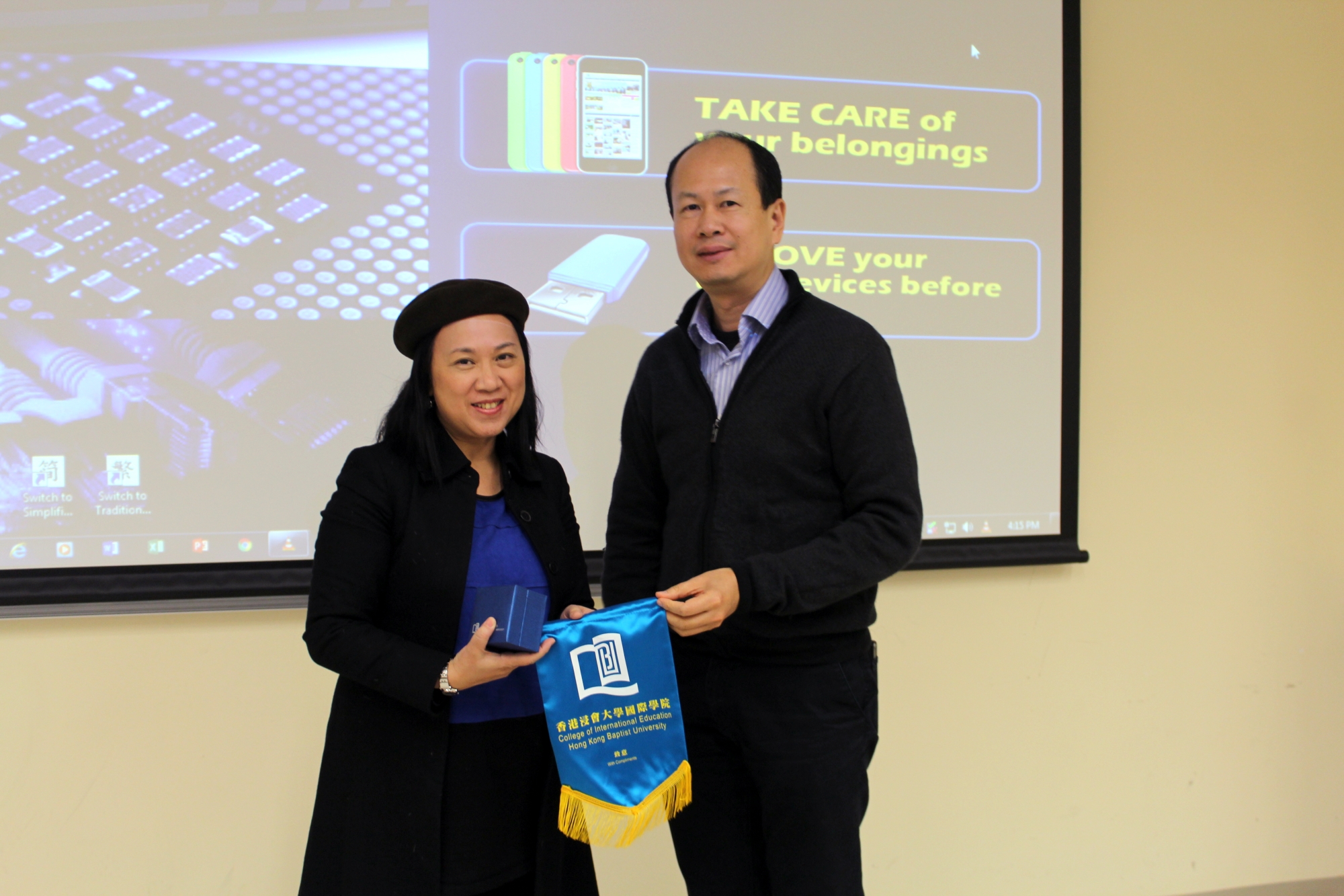 國際學院副總監梁萬如博士（右）致送紀念品予主講嘉賓阮小清女士（左）。
