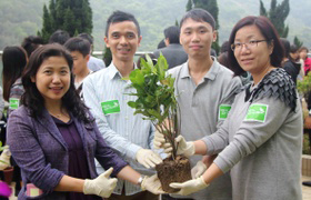 同学与教职员一同参与绿化校园植树日