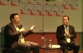 凱基證券亞洲營運總裁鄺民彬先生(右)與國際學院同學分享年青人應有的財富管理態度。