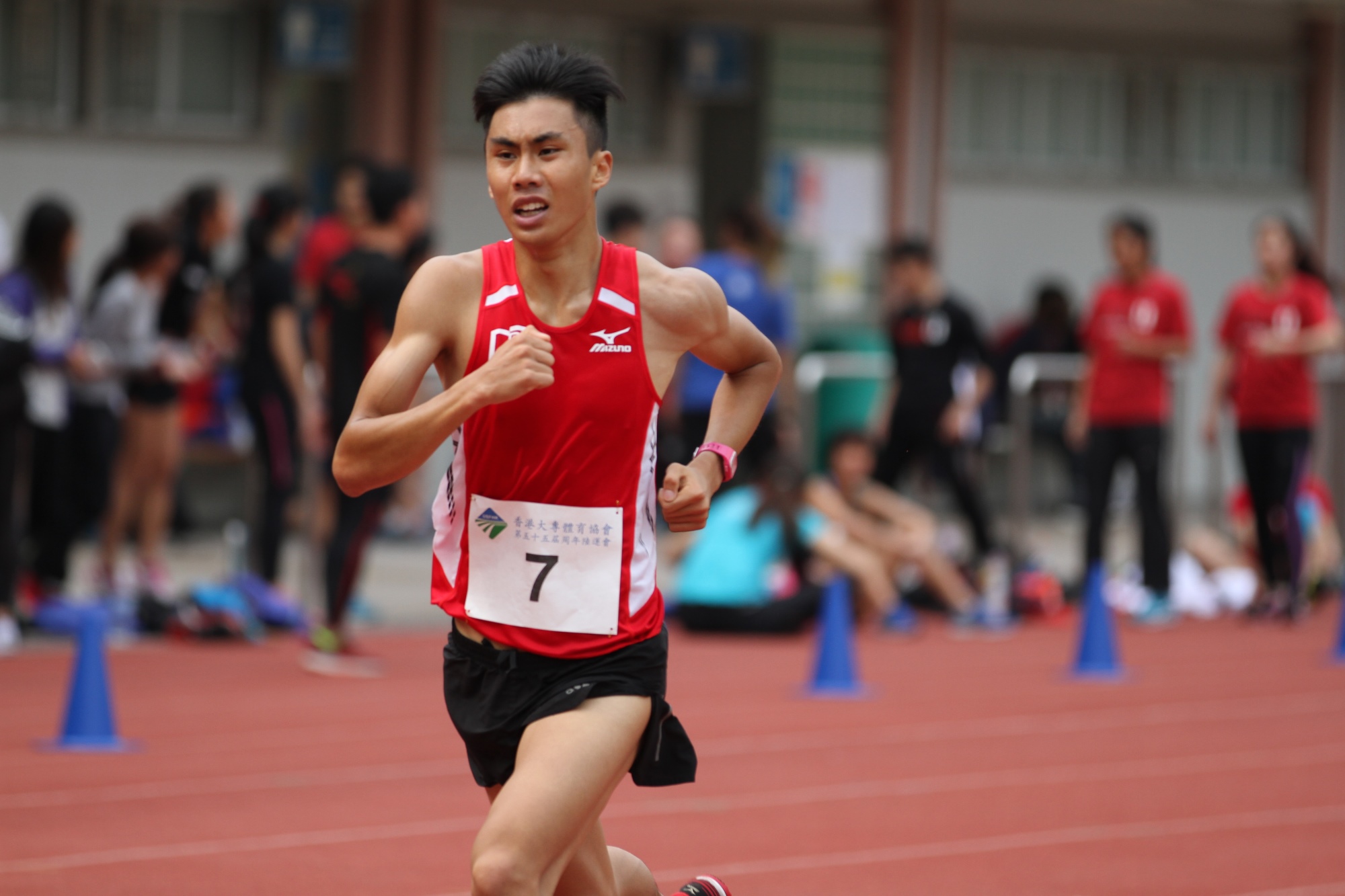 王日勤同學憑著拼勁及爭勝的決心，於男子5000米長跑比賽中奪魁。