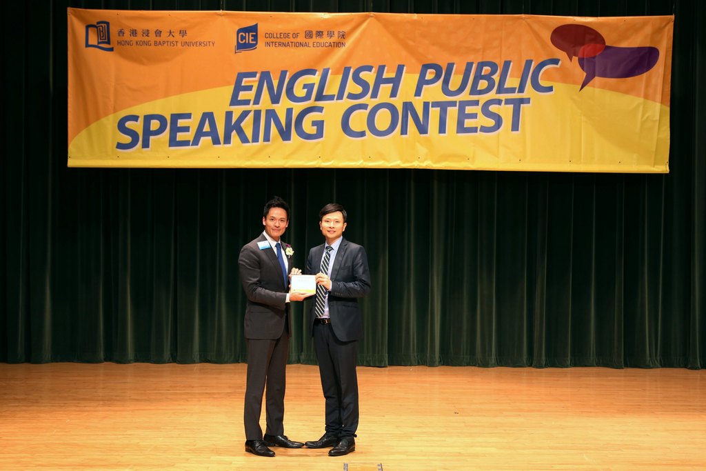 国际学院总监刘信信博士（右）向评判苏颂辉先生（左）致送纪念品。