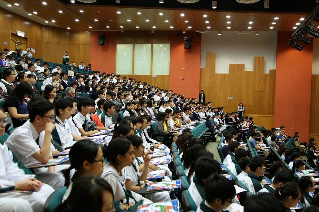 近400中学老师及同学出席第三届国际学院英语公开演说比赛总决赛。