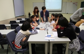 多名「專業中文」二年級的同學擔任寫作工作坊導師，帶領中學生反思散步活動及寫作。