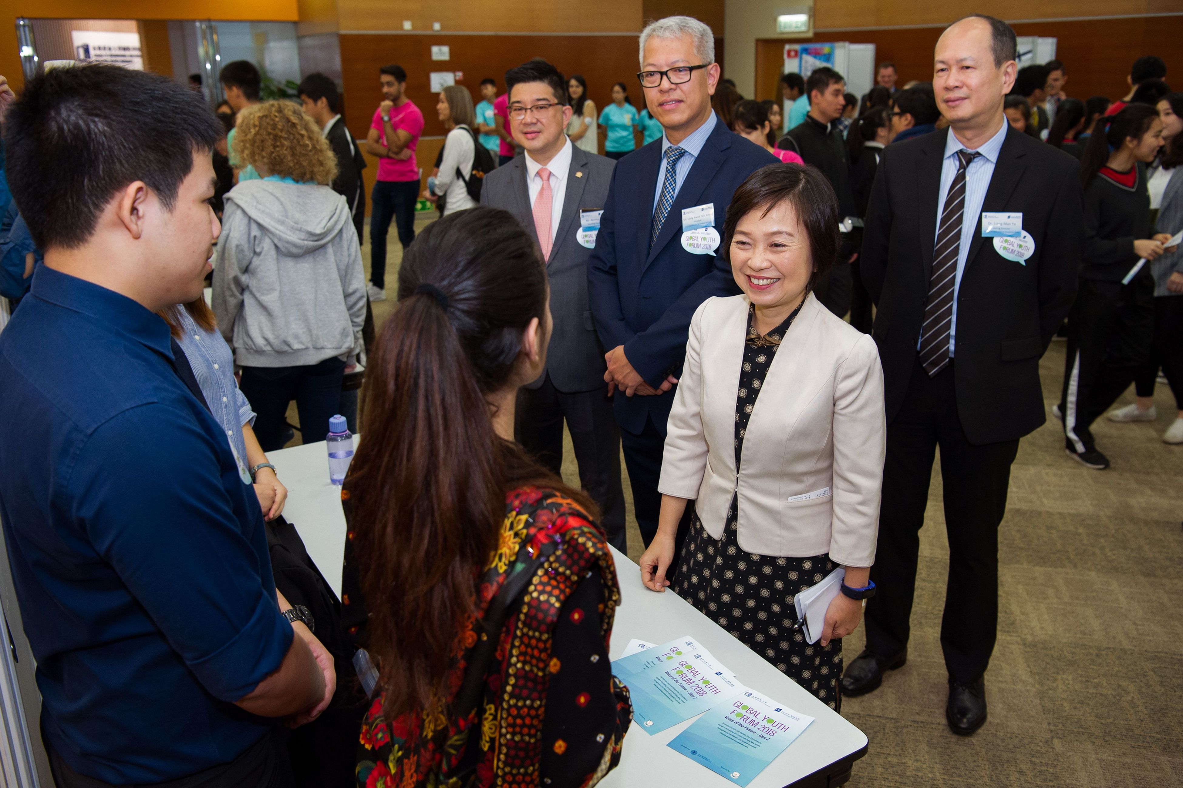Dr. Choi Yuk-lin was impressed by the students’ sharing at the Poster Forum.