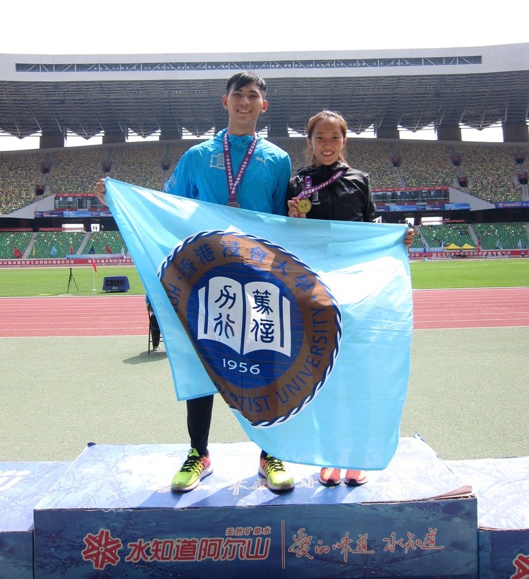 何伟伦同学（左）夺得100米及200米季军，常安然同学（右）获100米跨栏冠军。