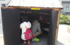 Students were curious about the “Yard for Environmental Sustainability” (再生園) in the CUHK campus. They were visiting a hut set up for book collection and recirculation.