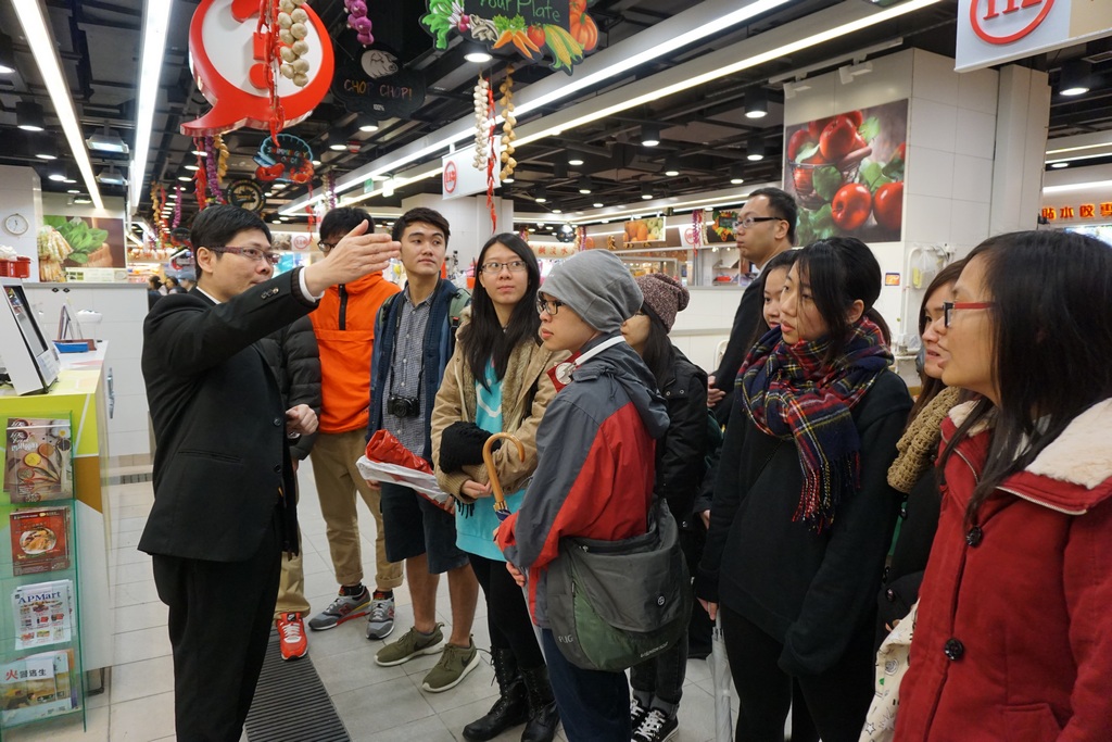 Mr. Winson Chan, Assistant Portfolio Manager explained how the new design of Lok Fu Market creates a more hygienic and convenient shopping experience to customers.