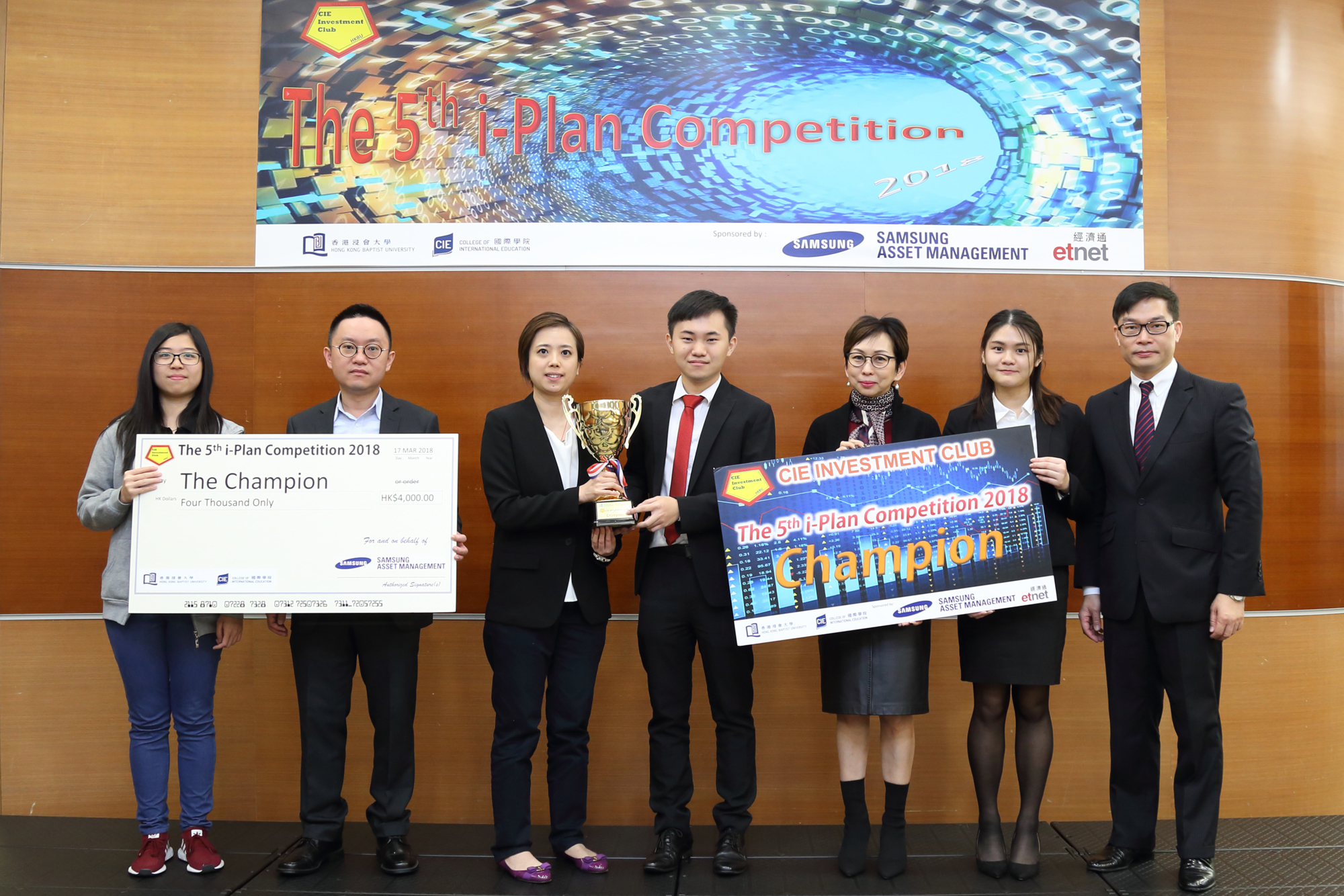 國際學院財務管理課程統籌黎貫榮先生（右一）聯同史秀美女士（右三）及蕭曉婷女士（左三）向優勝隊伍頒發獎盃、獎金及獎狀。