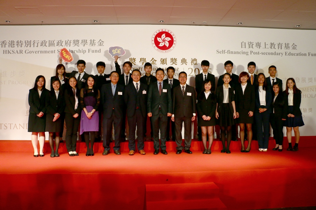 國際學院總監劉信信博士陪同13位國際學院得獎同學代表出席頒獎禮。