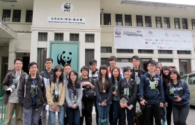 国际学院环境保育学专修师生在世界自然基金会米埔教育中心外留影。