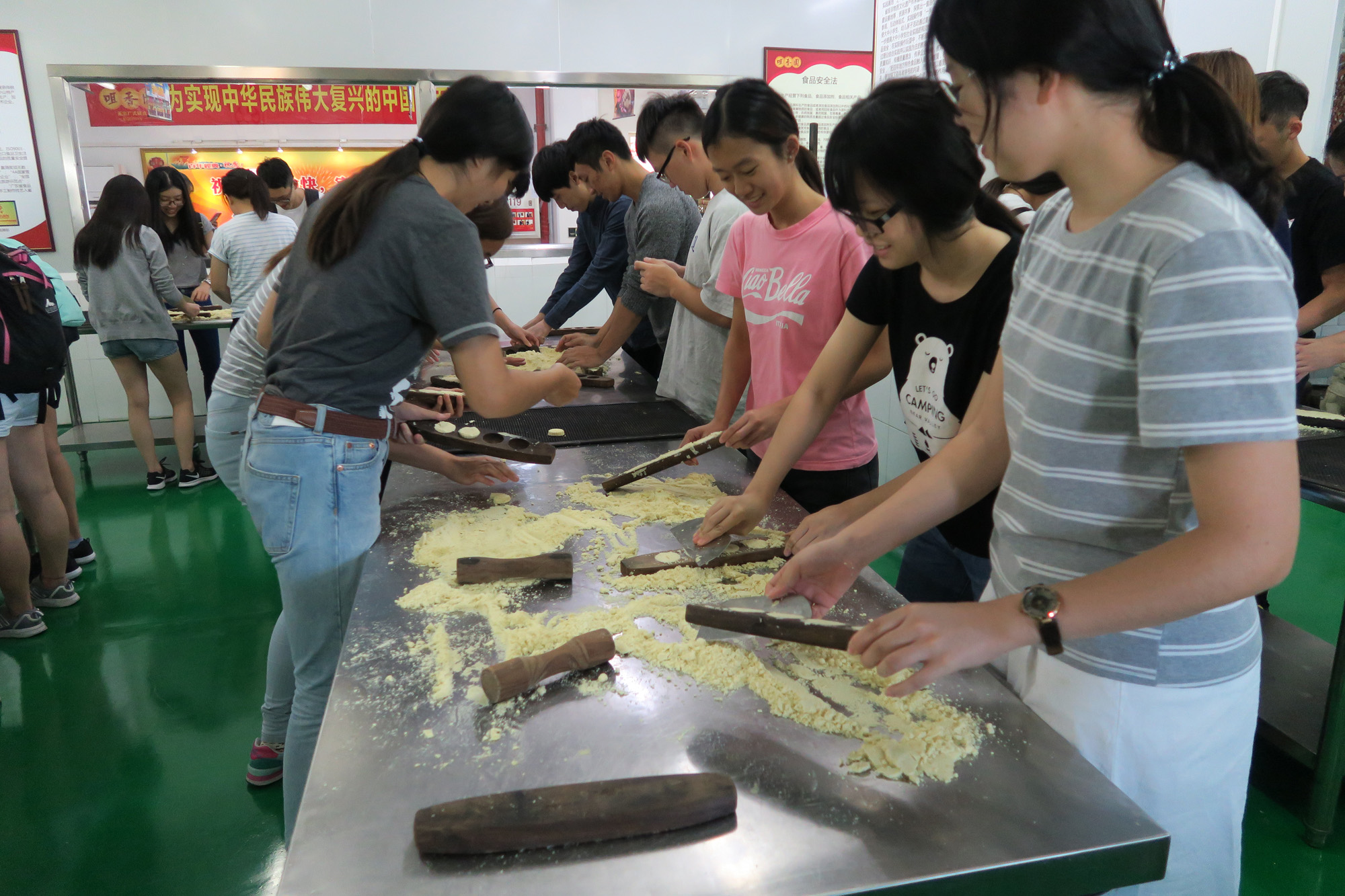 為了讓同學理解到食品生產過程中每個步驟都非常嚴謹，特別安排同學親身體驗製作杏仁餅。