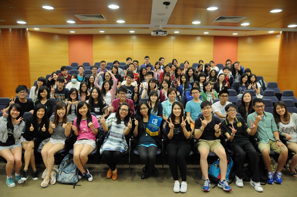 2013/14學年約共一百位學生參與並完成學生大使計畫。