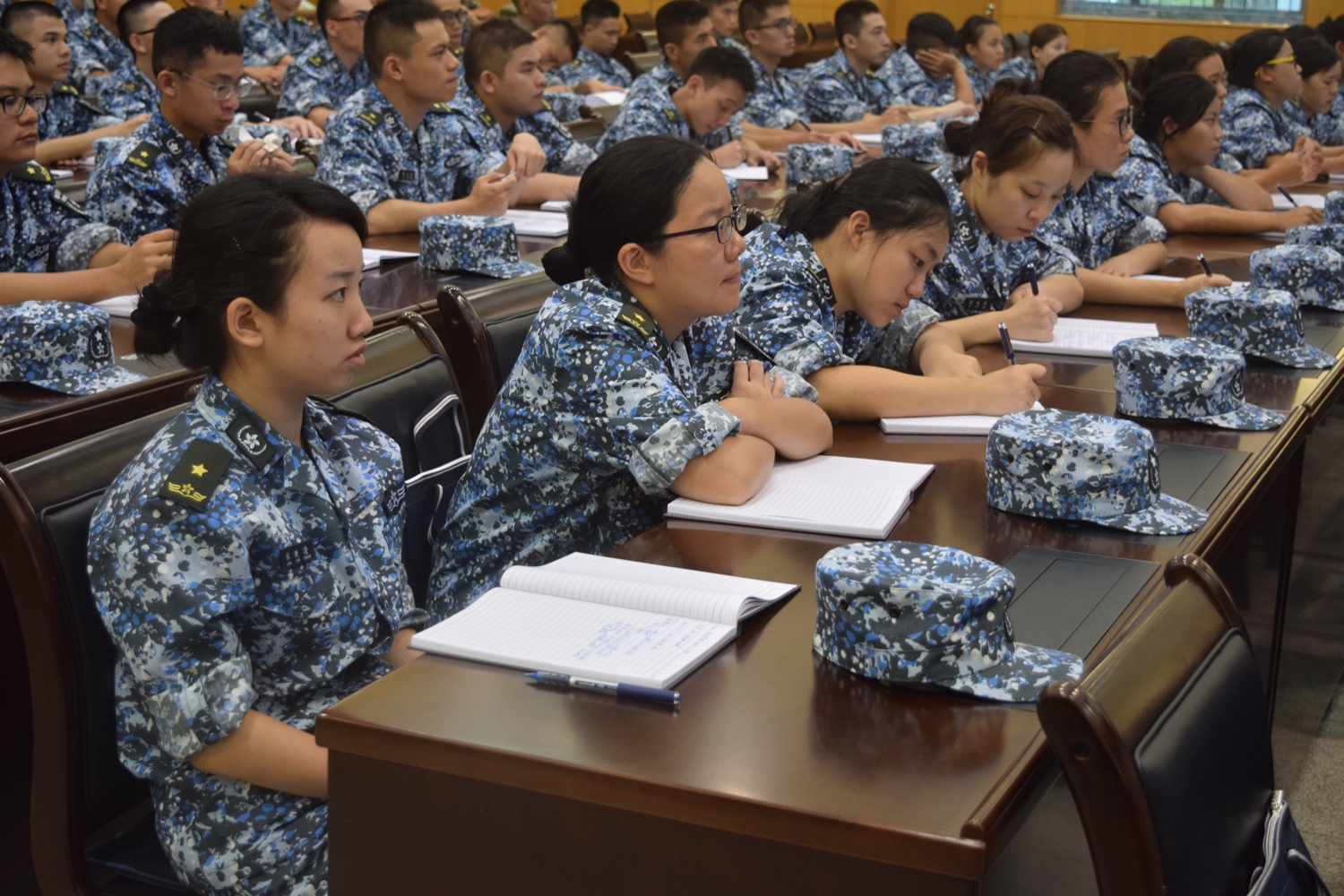 傅奕芹同學(左三)透過「香港大學生軍事生活體驗營」認識來自不同大專的學生，有助擴闊視野，增強溝通能力和建立自信。