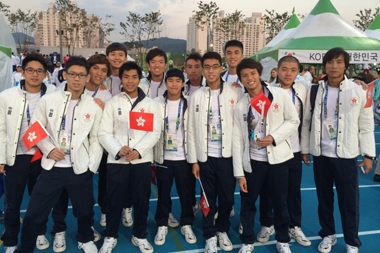 欧其铭同学（左二，一年级）代表香港参与亚运水球比赛获第六名，与队友及教练在仁川亚运开幕礼合照。