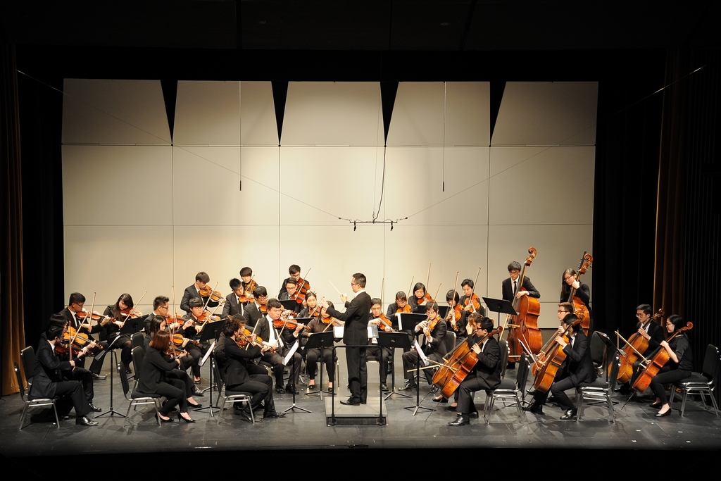 浸大國際學院音樂學副學士專修同學表演弦樂合奏，並由葉浩堃博士指揮。