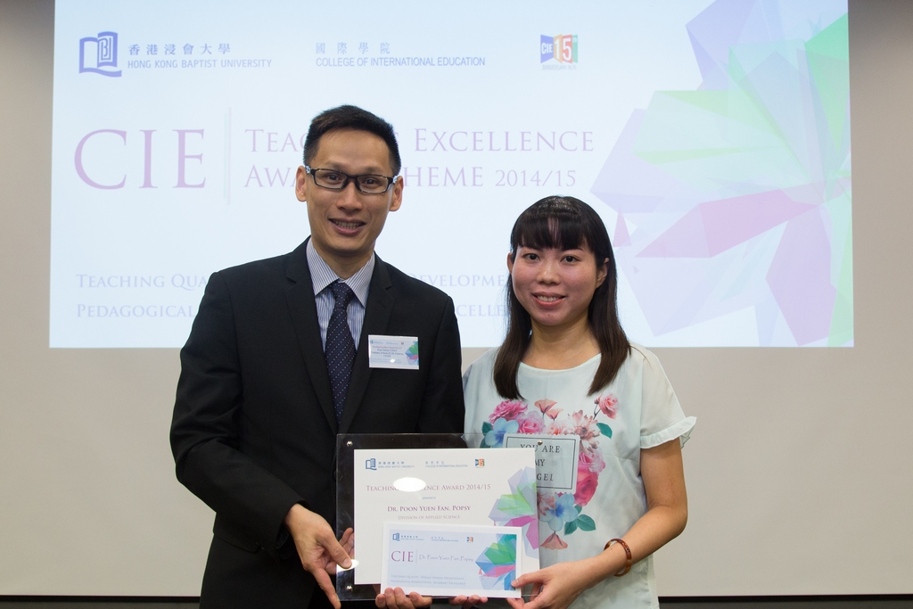 香港中文大学生命科学学院陈浩然教授向潘宛芬博士颁发国际学院杰出教学奖。