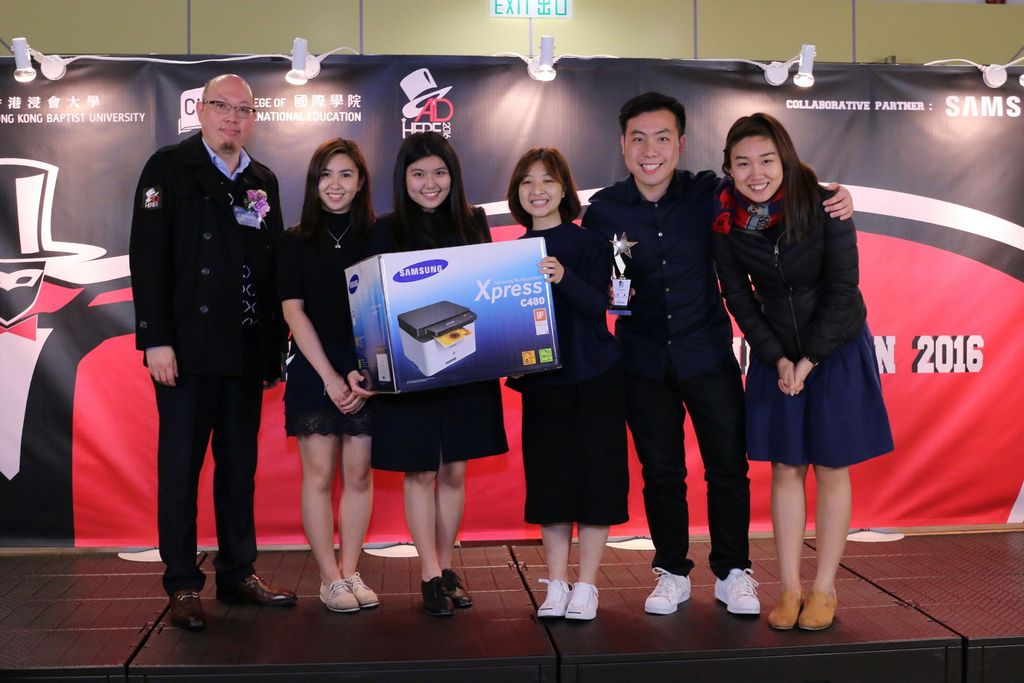 三星香港電子有限公司潘俊康先生頒發獎品予冠軍隊伍LINK。
