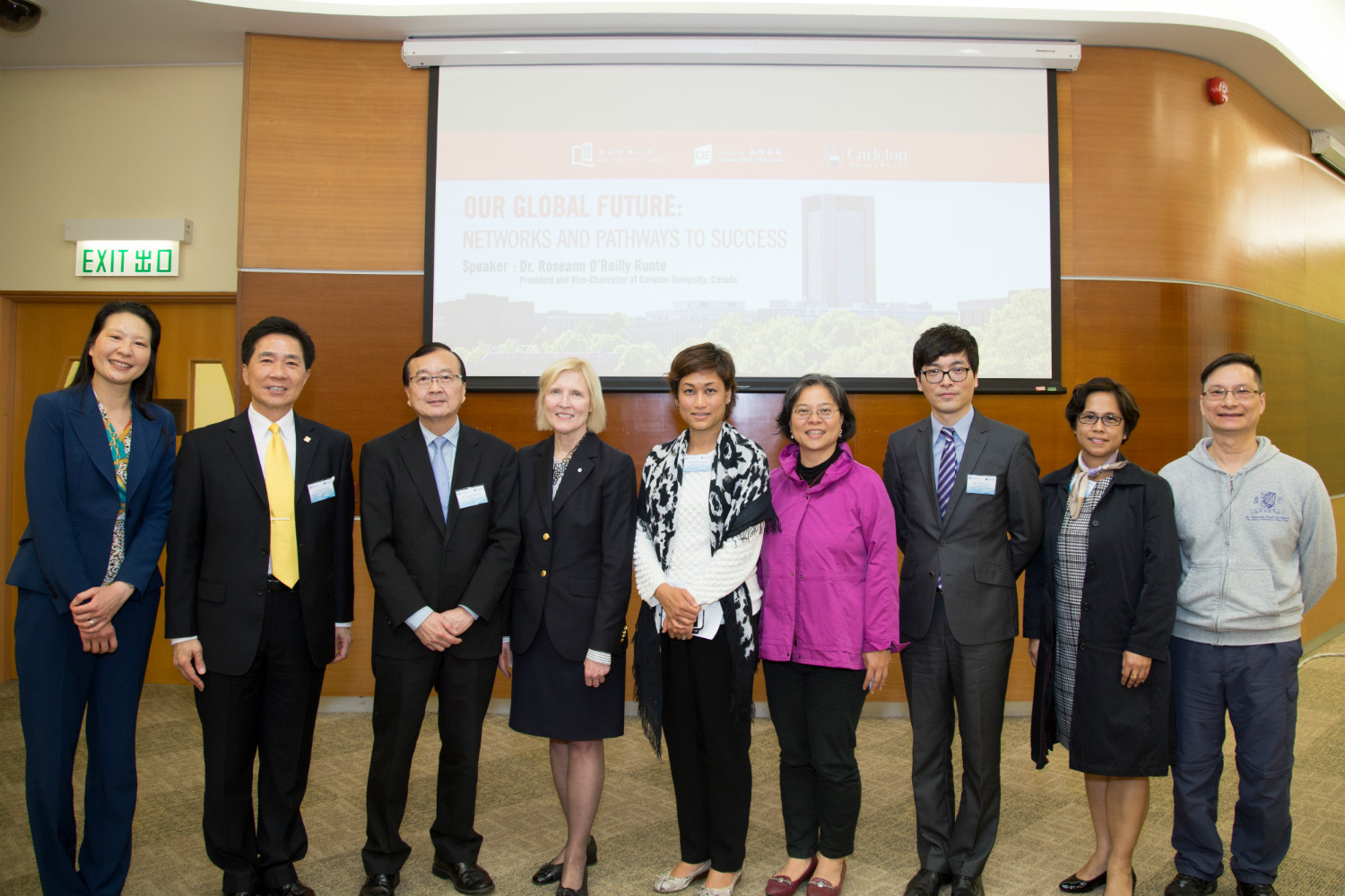 Dr. Richard Fung, Advisor of CIE (2nd from the left), Dr. Simon Wong, Dean of School of Continuing Education, HKBU (3rd from the left) and Dr. Roseann O’Reilly Runte, President of Carleton University (4th from the left) took a group photo with staff representatives.