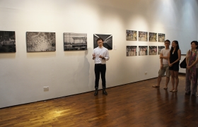 攝影展籌委會主席易浩然同學向參觀者解釋作品的創作意念。