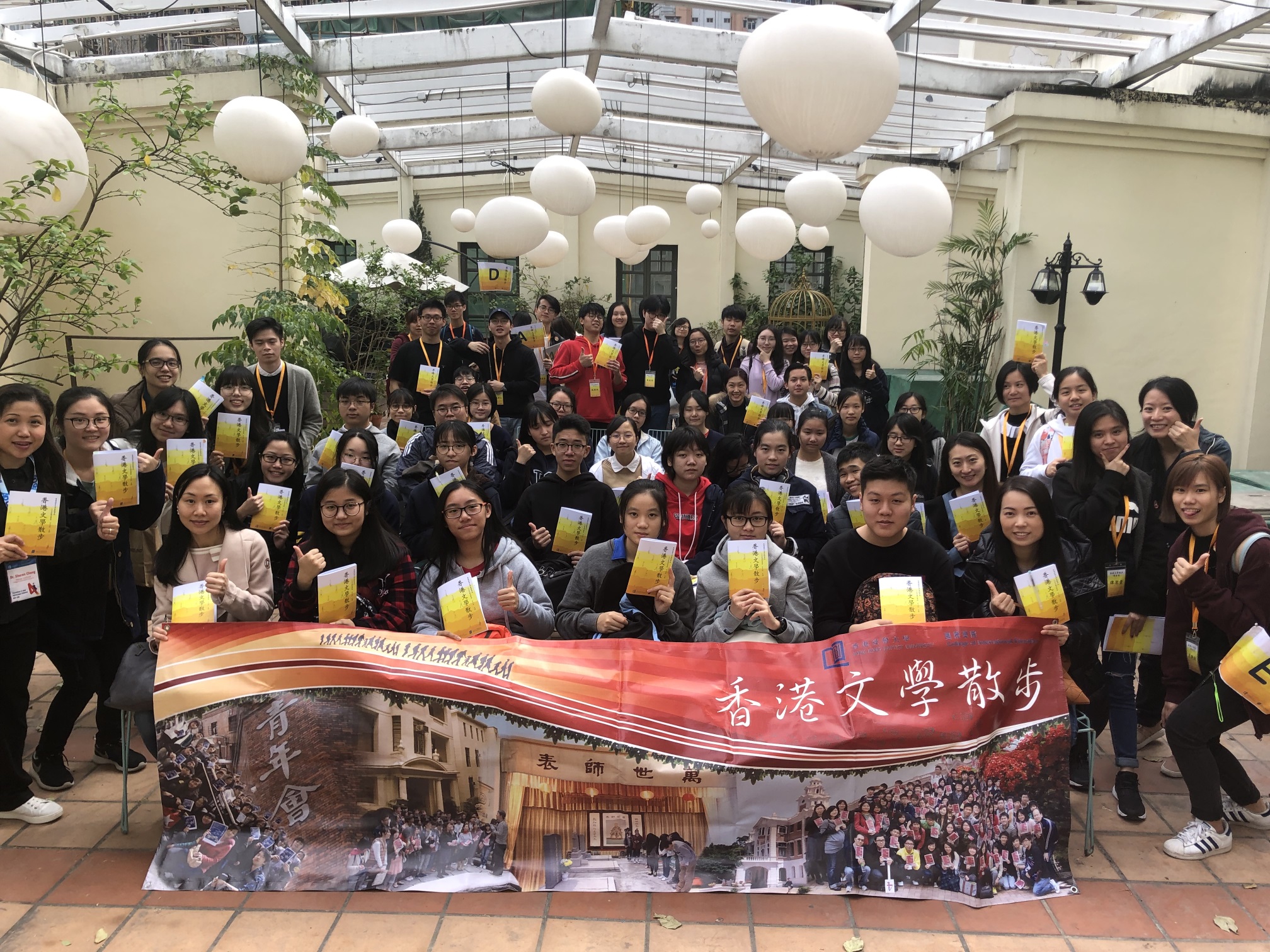 「香港文学散步2019」的导赏员和参加者于讲座后一起拍照留念。