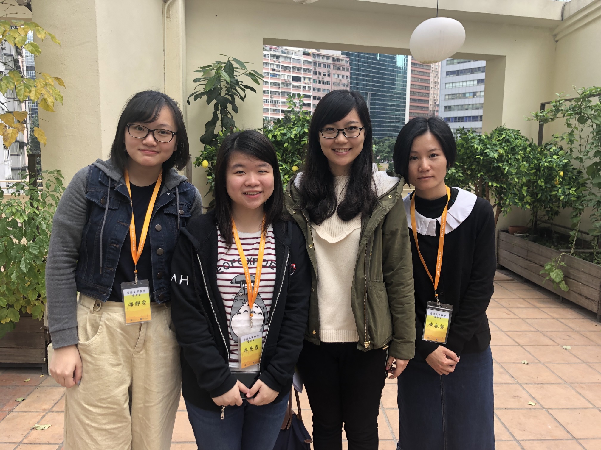 巳成为老师的校友蒙君怡（右二），带同自己的学生参与学院活动，一起散播香港文学的种子，静候收成。